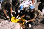 Soldatoj helpas viktimojn de la haitia tertremo